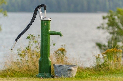 Организовать бизнес по бурению скважин для воды.