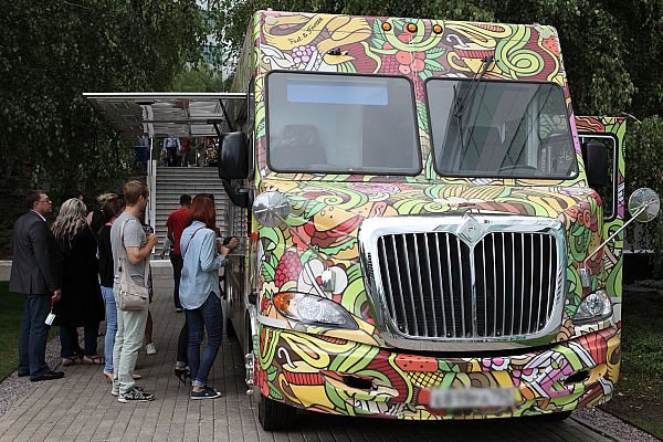 Прицепы фудтрак на колесах: новое направление бизнеса в России