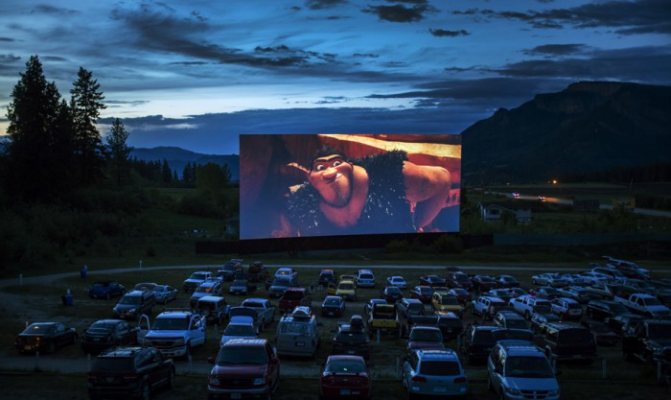 Кинотеатр для автомобилей под открытым небом