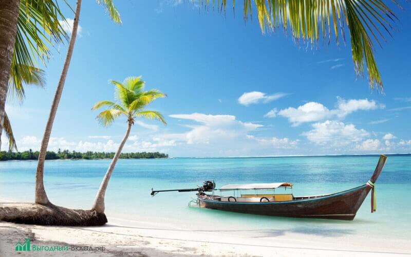 лазурный пляж с лодкой