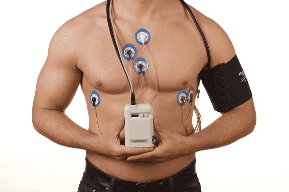 На фото: Холтер – прибор для анализа сердечной деятельности